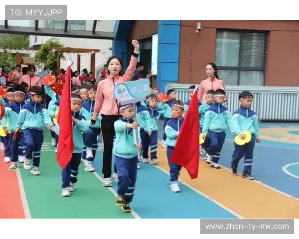 幼儿手球嘉年华赛场：小运动员们展现活力，手球技能与团队协作精神获喝彩